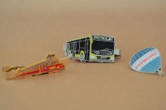 Pins und Krawattennadeln mit Bussen und Zgen