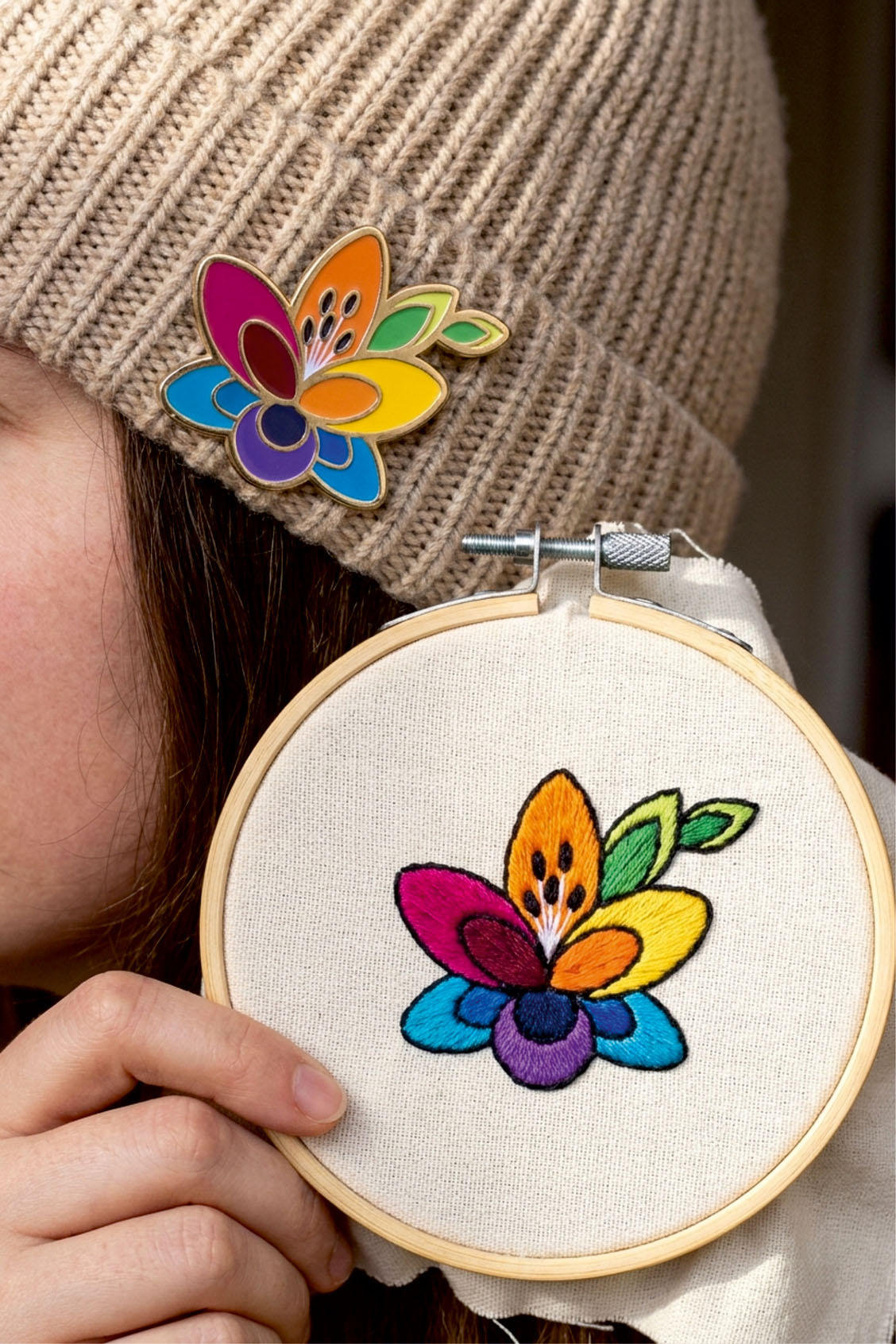 Buntes Blumenmotiv als individueller Pin an einer Mütze