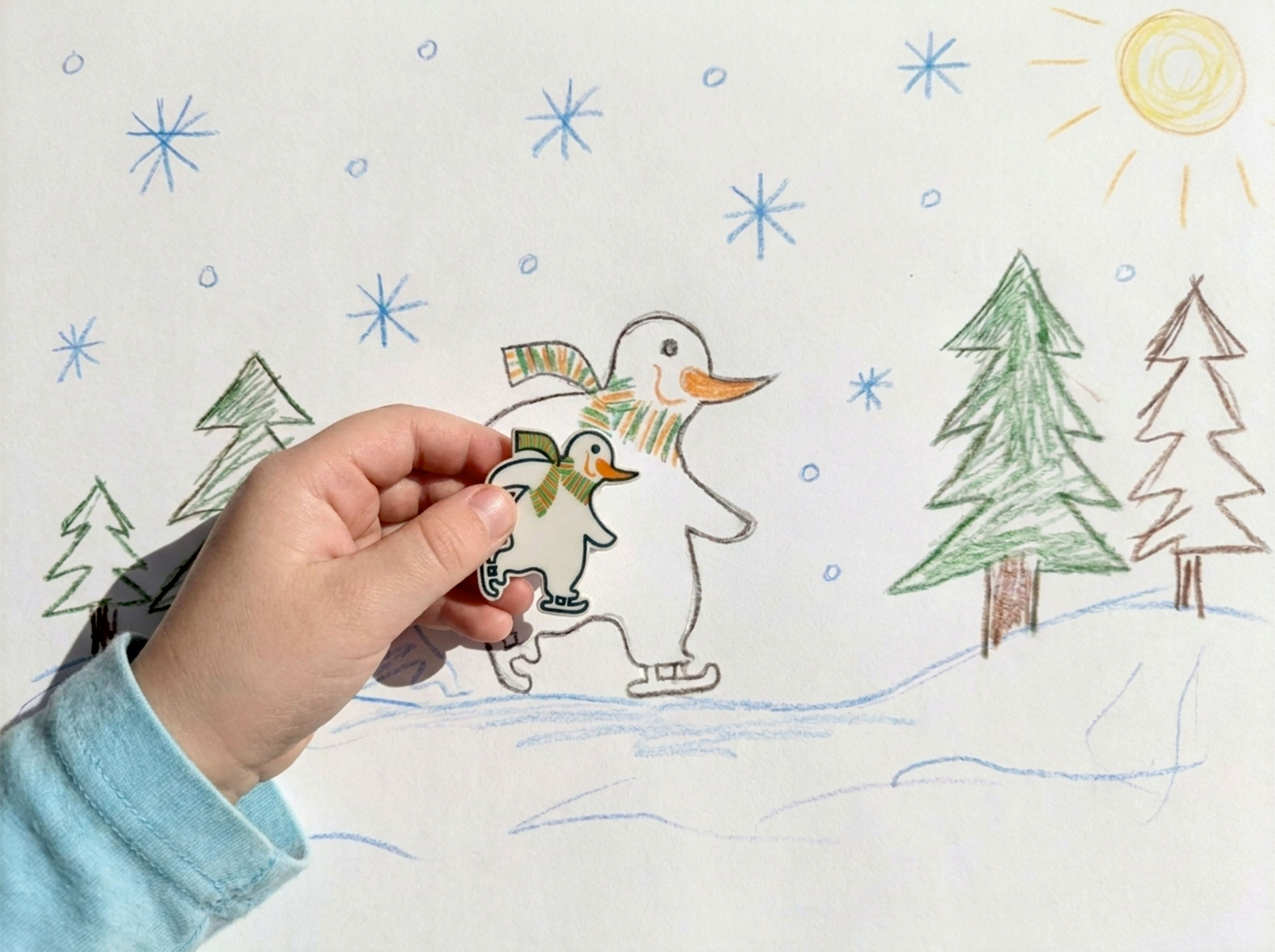 Kinderzeichnung mit Pinguin als Vorlage für einen individuellen Pin