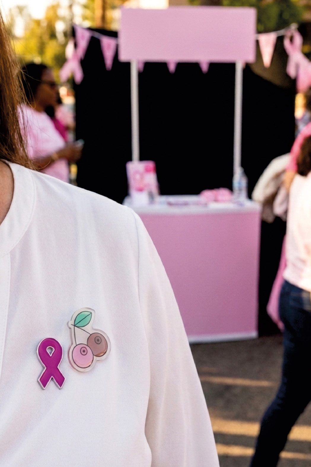 Brustkrebs Awareness-Pin bei einem Informationsstand
