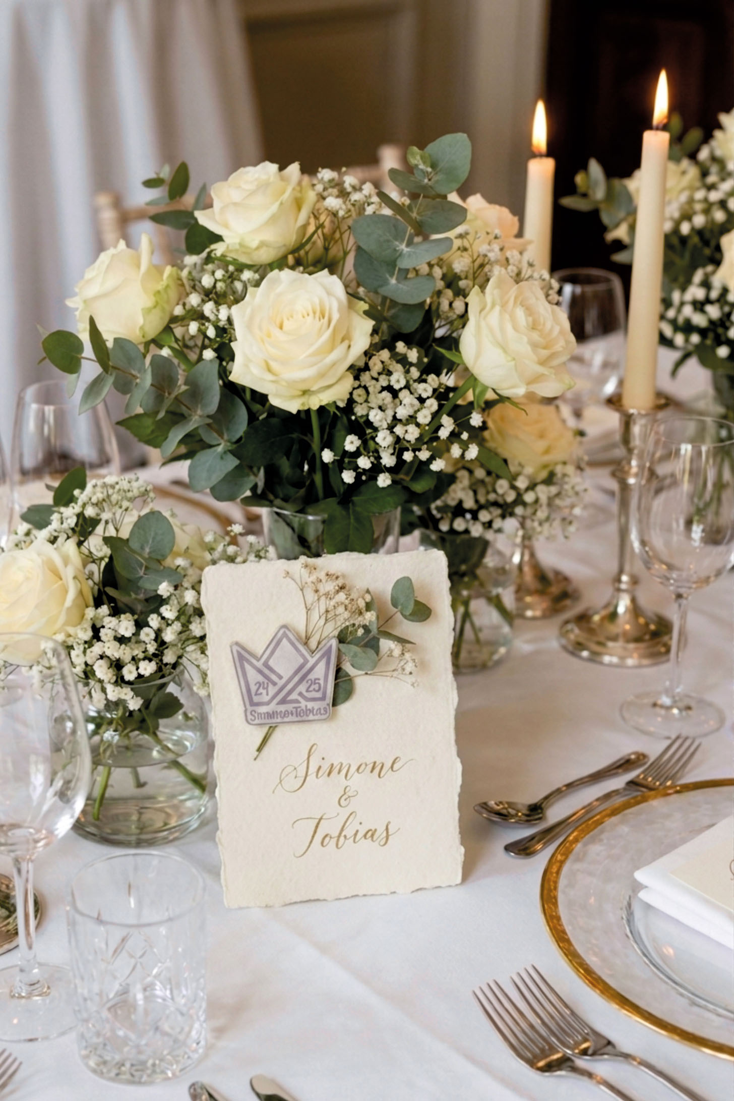 Individueller Hochzeitspin von Simone und Tobias als Teil einer Tischkarte