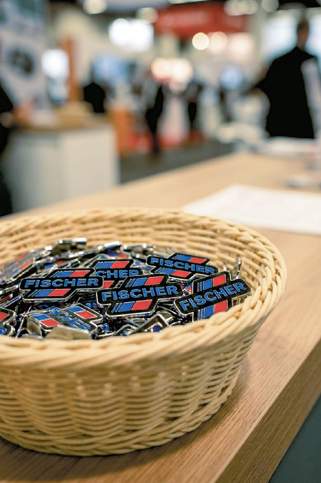 Viele individuelle Pins in einem Korb an einem Messestand