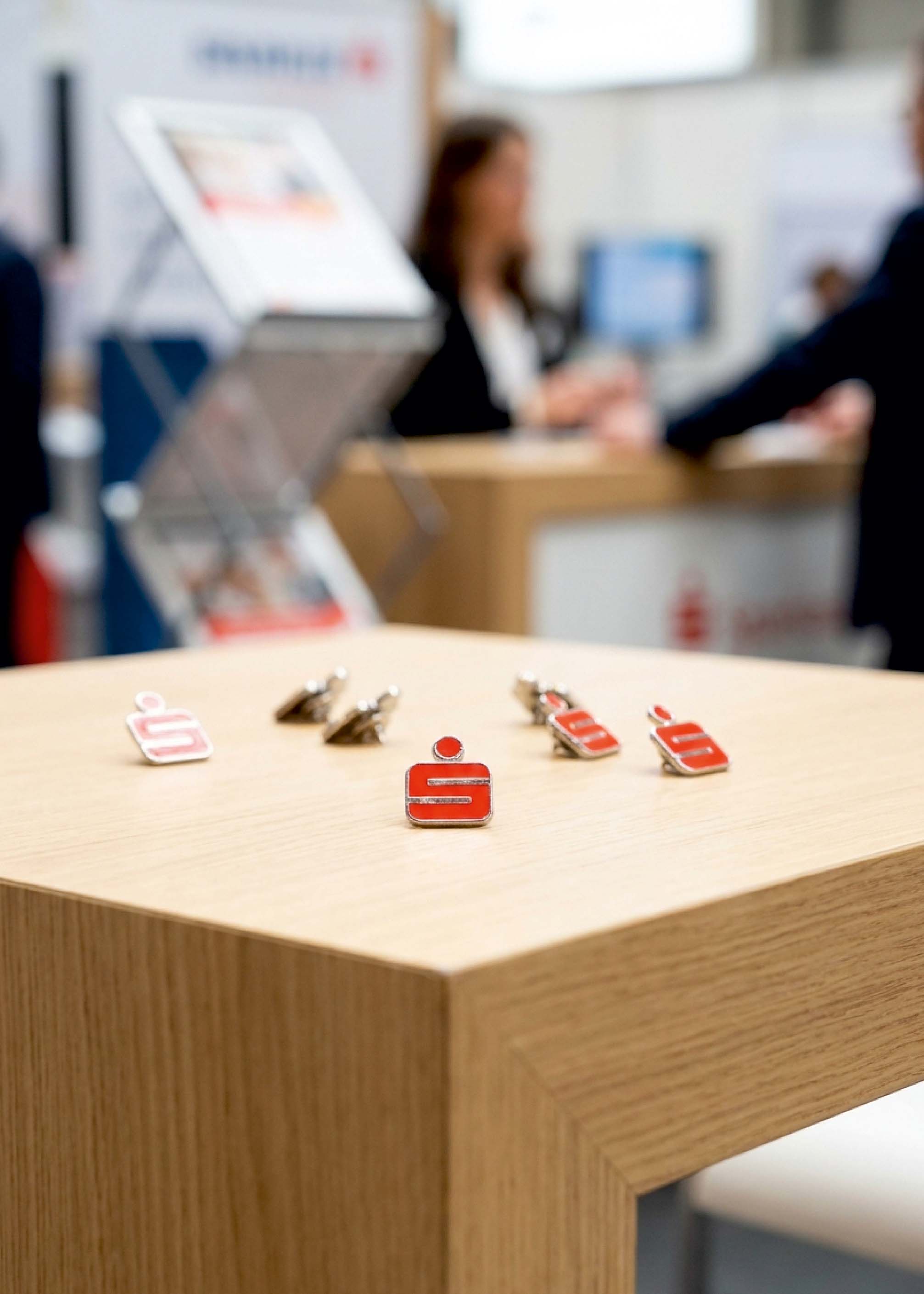 Pins als Messe Give-aways wird in einer Hand präsentiert