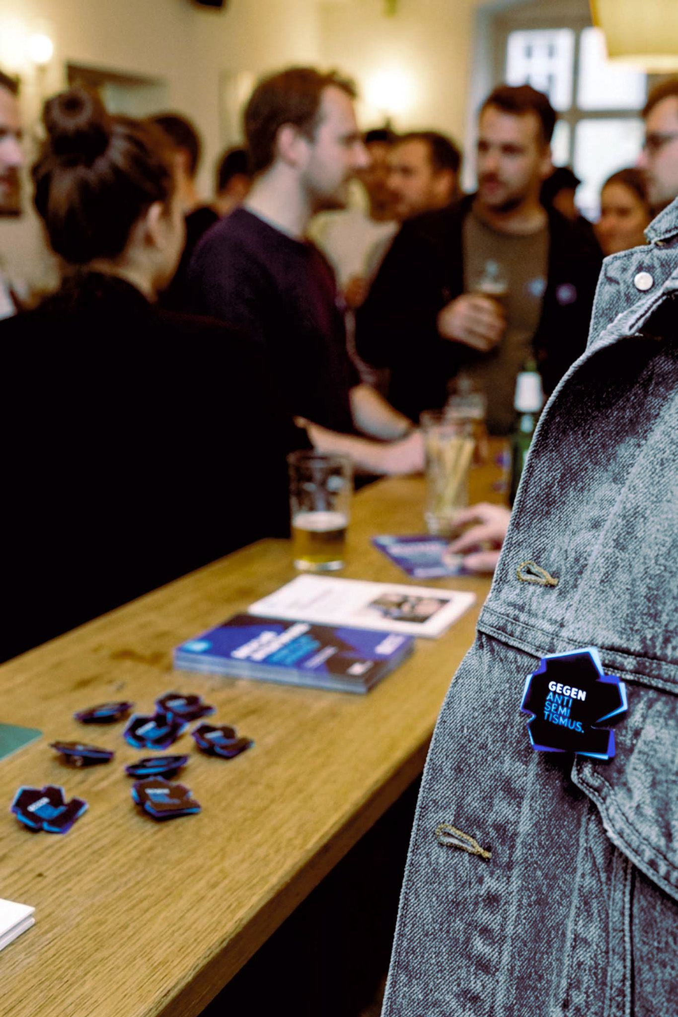 Pins bei einer Informationsveranstaltung gegen Antisemitismus