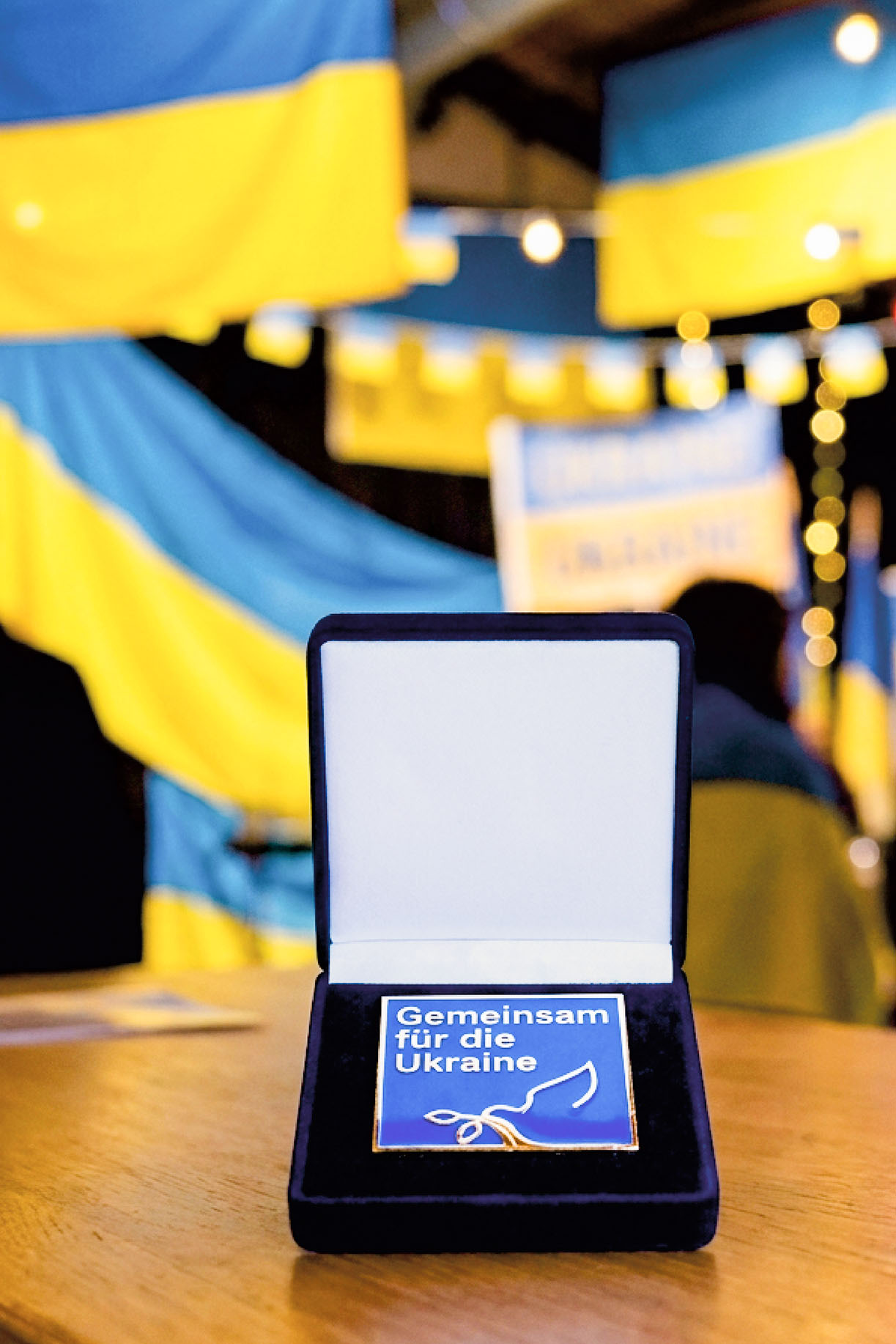 Ukraine-Pin als sichtbares Zeichen der Solidarität