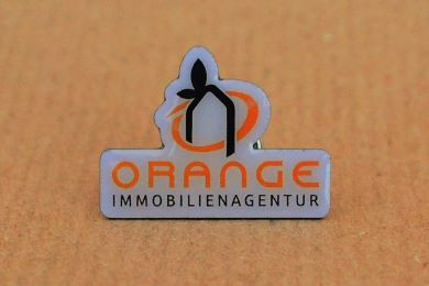 Pins mit Firmenlogo