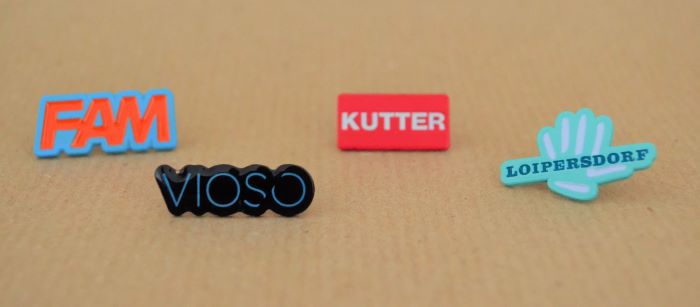 Pins mit Firmenlogo