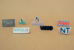 Pins mit Firmenlogo