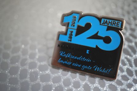 Geprgter Pin mit gedruckter Schrift