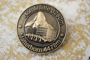 Pins mit filigraner Reliefprägung Pins mit filigraner Reliefprägung