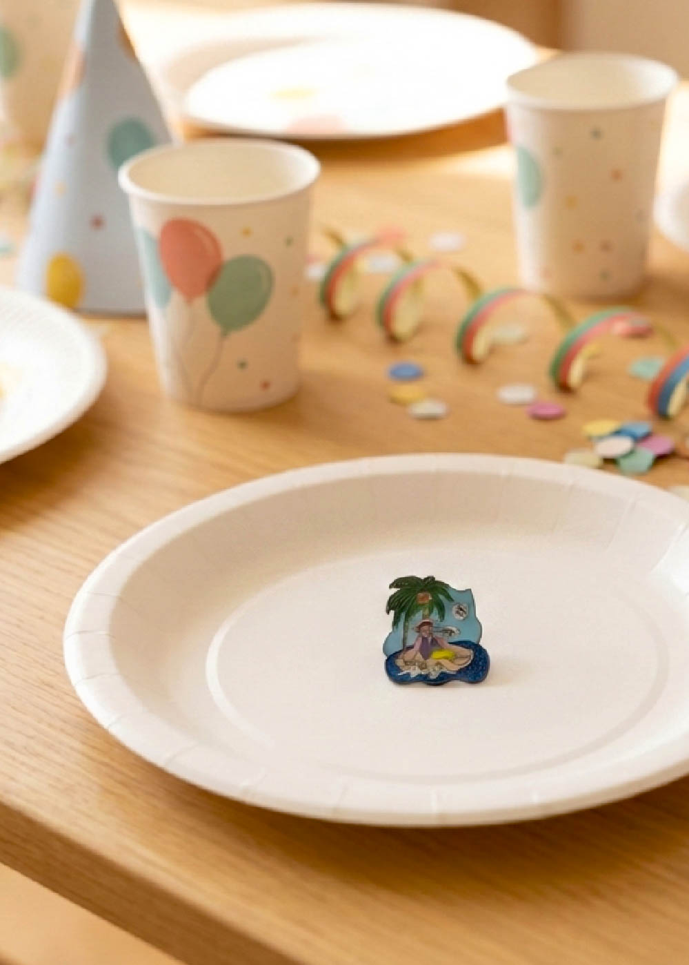 Individueller Kinder-Pin als Gastgeschenk auf einem Geburtstagstisch