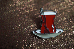 Pins mit individuell gefärbtem Metall