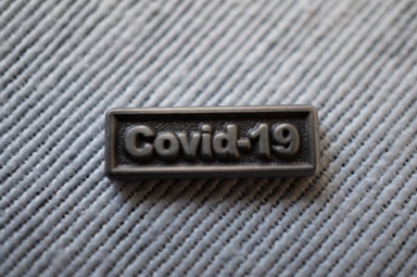 Covid-19-Pin in Reliefprägung